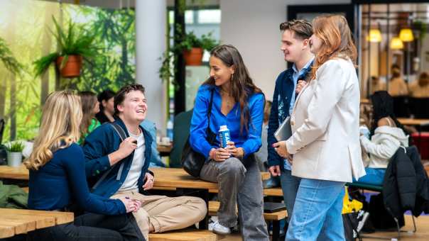 Commerciële Economie groep studenten in gesprek bij de Brew 