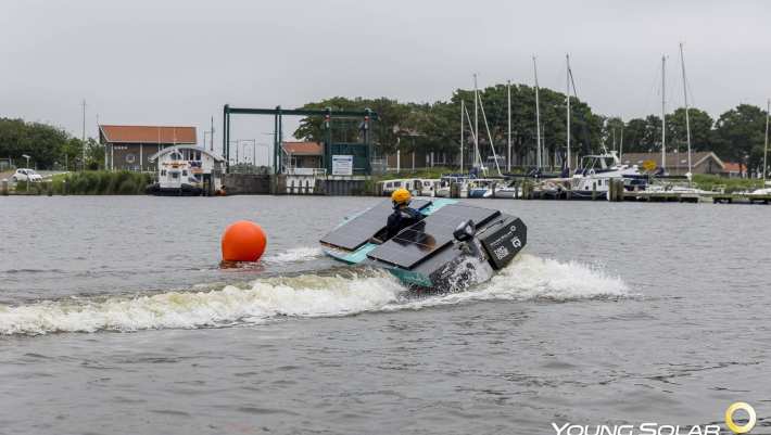 Young Solar Boat in actie