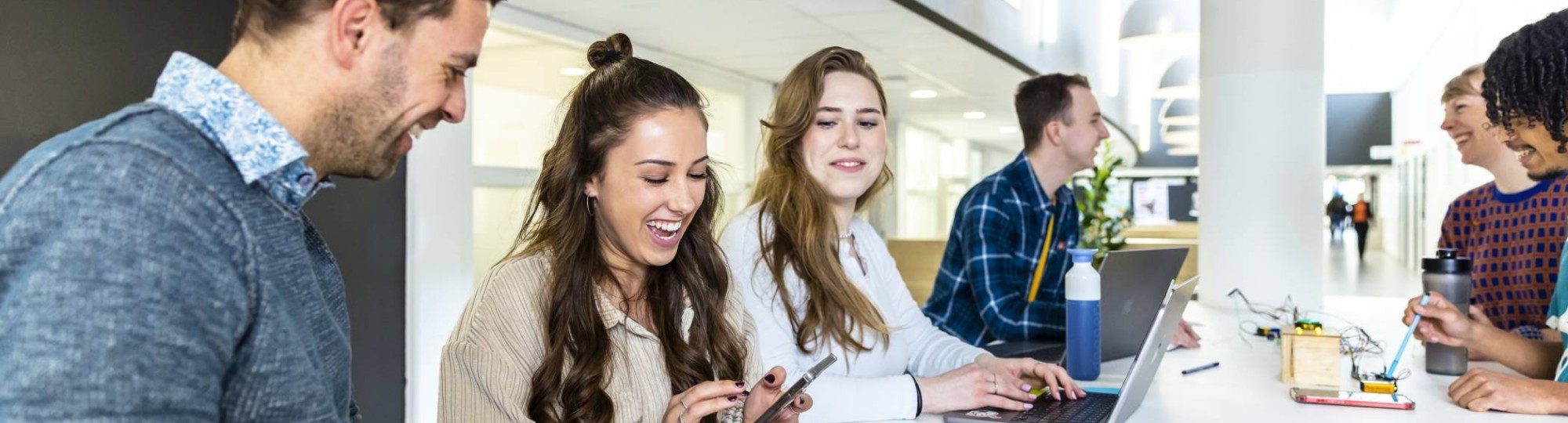 communicatie en multimedia design studenten werken samen aan een opdracht in de medialounge