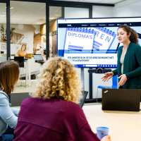 Studenten van Bedrijfskunde deeltijd presenteren tijdens de les