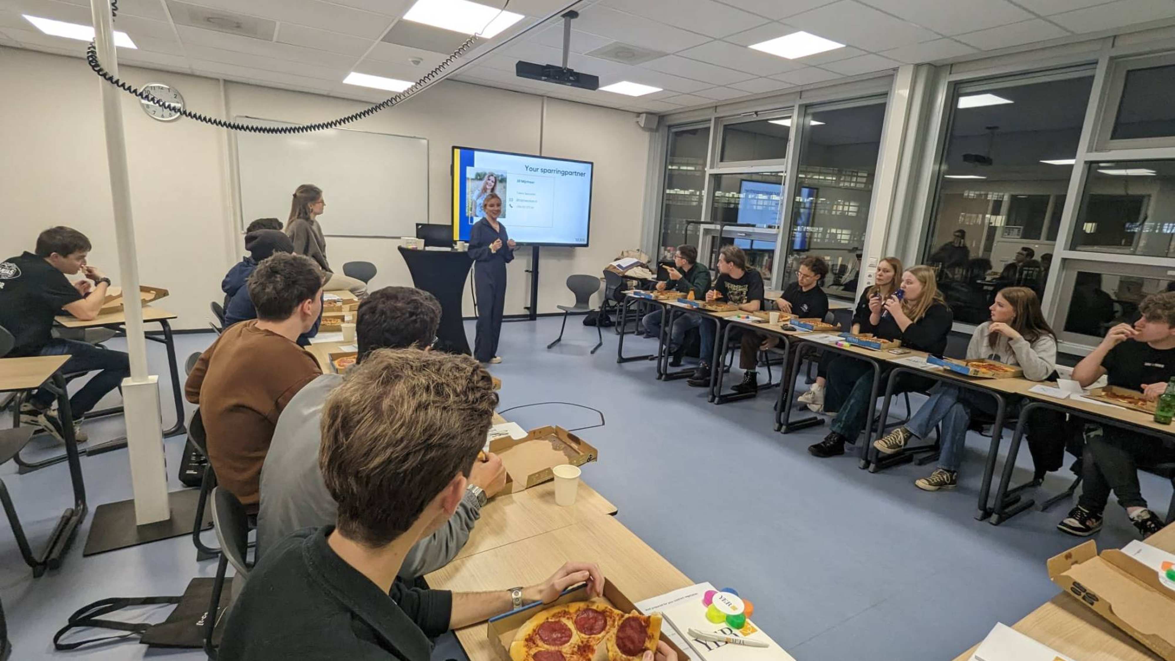 Sfeerbeeld van de Techdag workshop en pizzasessie met YER die studievereniging Amoras voor studenten Engineering en Automotive organiseerde op 25 januari 2024