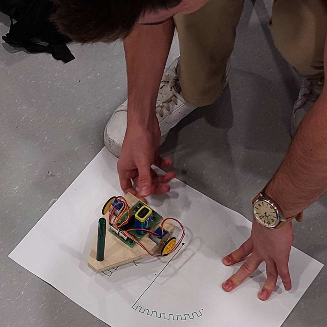 Embedded Hardware Engineering cursisten van YER bouwen een tekenrobot