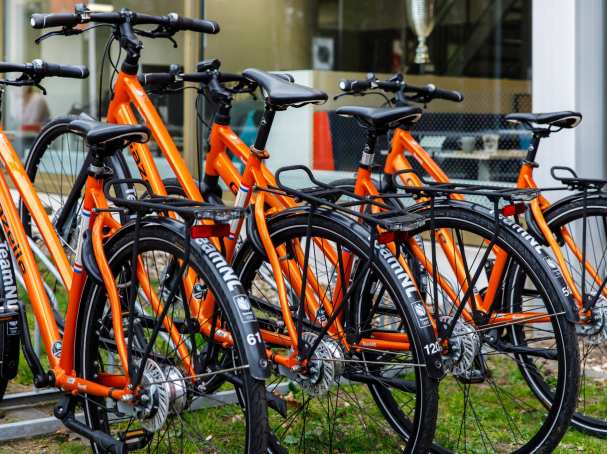 oranje fietsen in fietsenrek