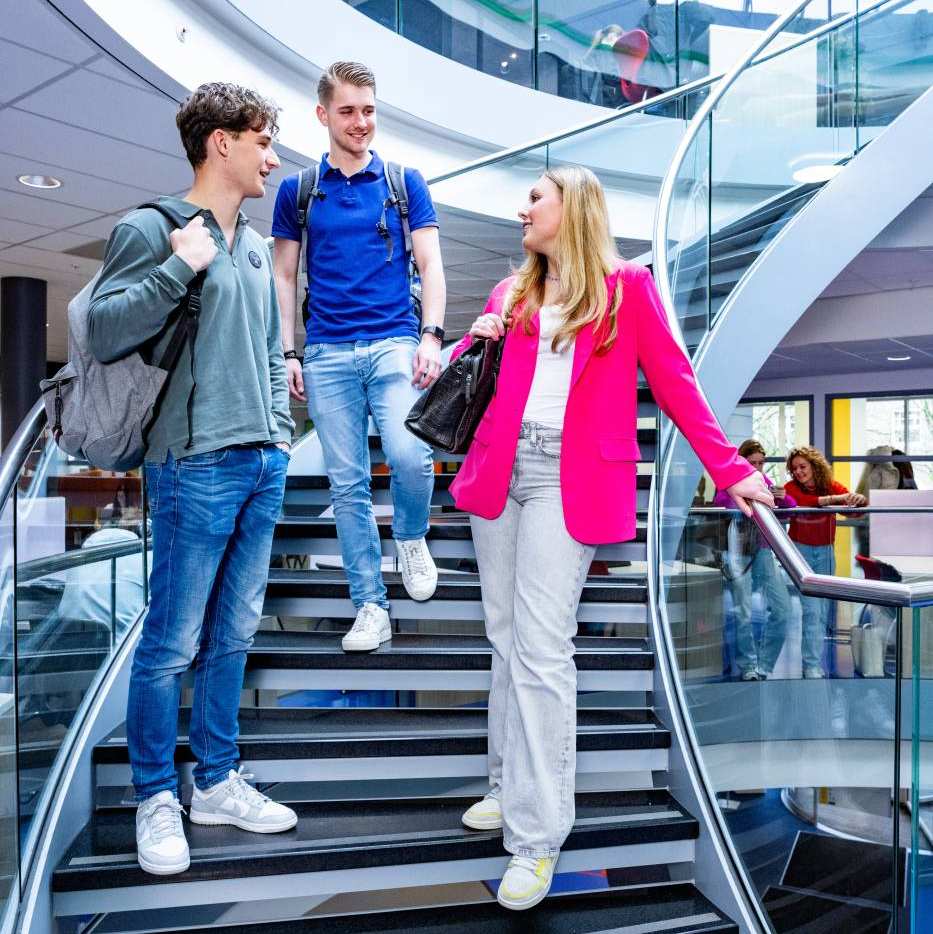 Studenten Facility Management hebben een gesprek op de trap 