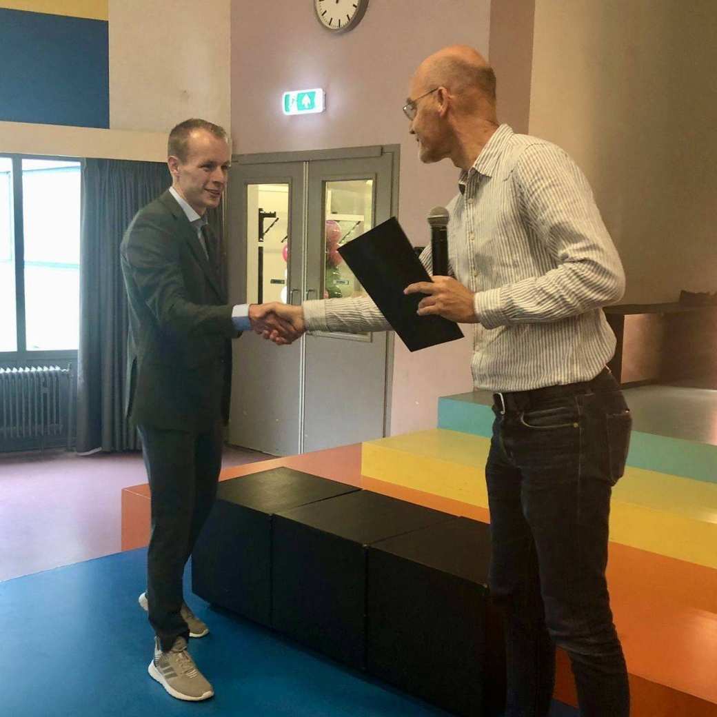 Werktuigbouwkunde student Tiemen van Rijswijk ontvangt uit handen van docent Sjoerd Timmermans het eerste certificaat van de Themaroute Robotics | Foto: HAN