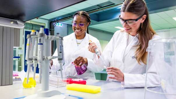 studenten met een pipet aan het werk in een bml lab