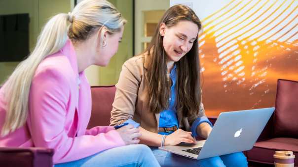 Studenten werken samen achter de laptop voor Verpleegkunde