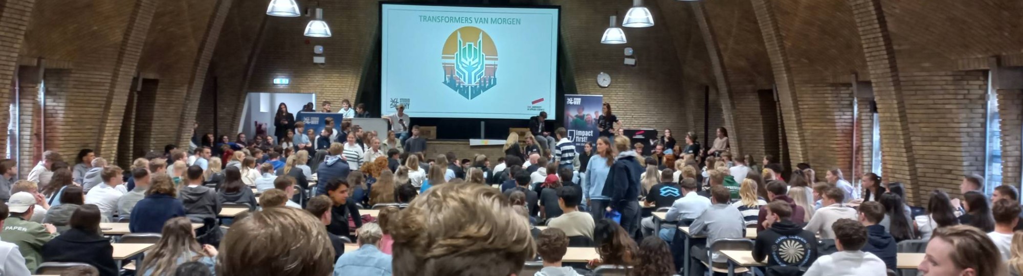 Eerstejaars studenten in ruimte voor Project Wereld van Morgen