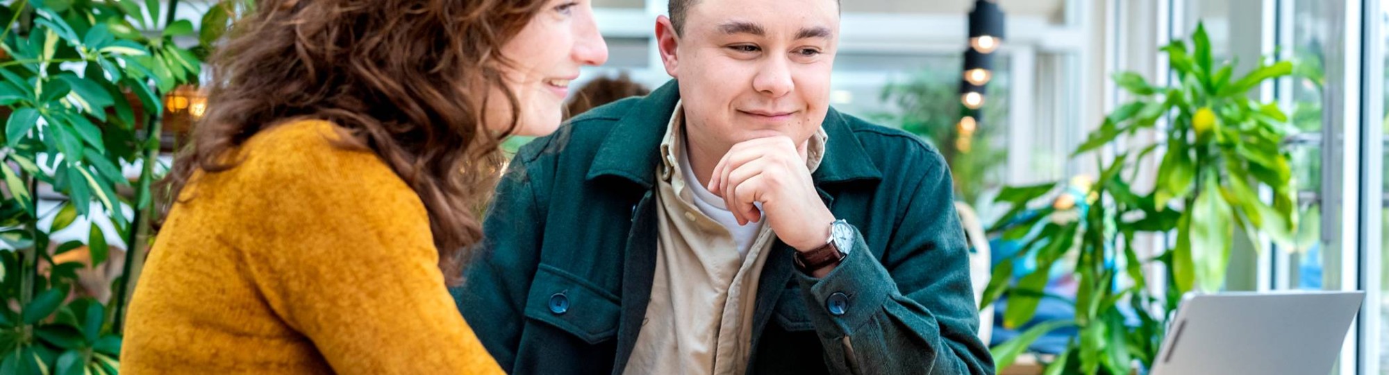 ALLEEN VOOR DE MANP | Twee studenten van de Master Advanced Nursing Practice werken samen op een laptop tijdens de lunchpauze op de HAN in Nijmegen.