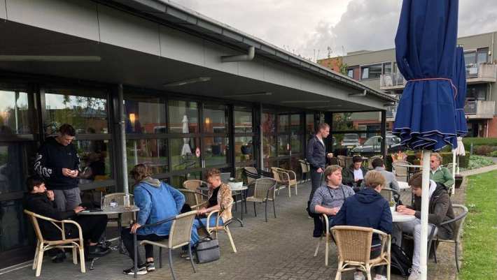 Studenten aan het werk in Dichteren, Doetinchem, pressure cooker - Nico Hoeijmans