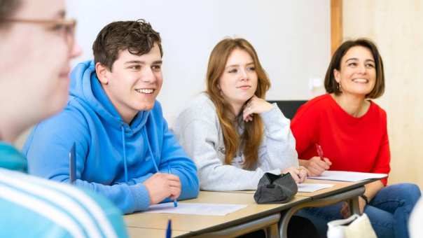 Foto van zijaanzicht waar studenten op een rij in het klaslokaal zitten.