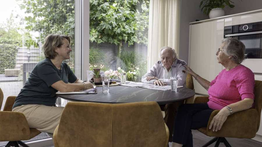 ouderen aan tafel met zorgverlener. foto via Ruth Pel Vilans zonder AVG gebruiken.