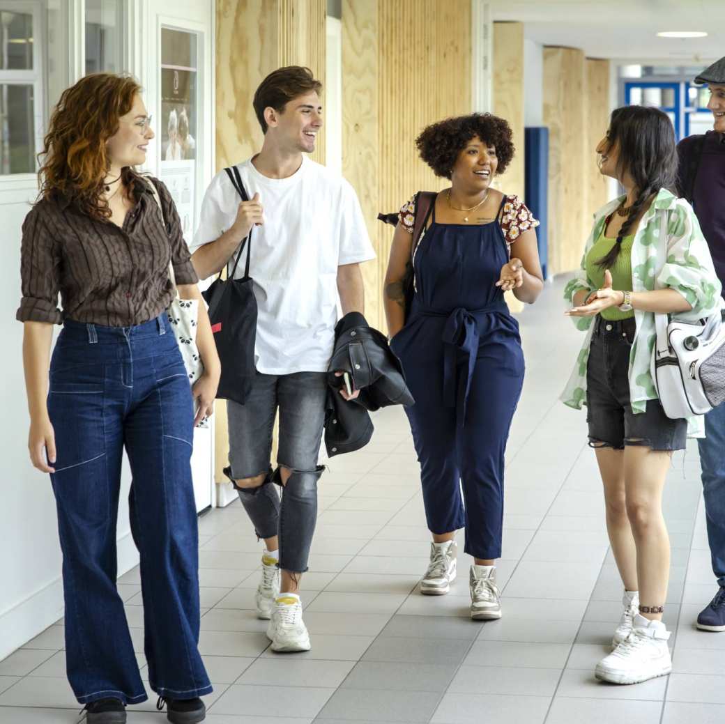 Student Support Center, studenten, Arnhem. Groep studenten lopen in de gang van R26. Fotoshoot 2023.