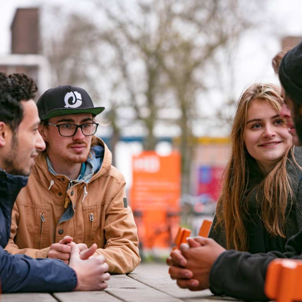 4 studenten aan tafel. SEECE, hybride leeromgeving, IPKW, MIC, Powerlab, Engineering, Elektrotechniek, Werktuigbouwkunde, Industrieel Product Ontwerpen