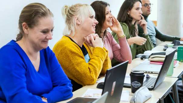 Foto van Master Ontwerpen van Eigentijds Leren. 5 masterstudenten op een rij luisteren of zijn aan het werk. 