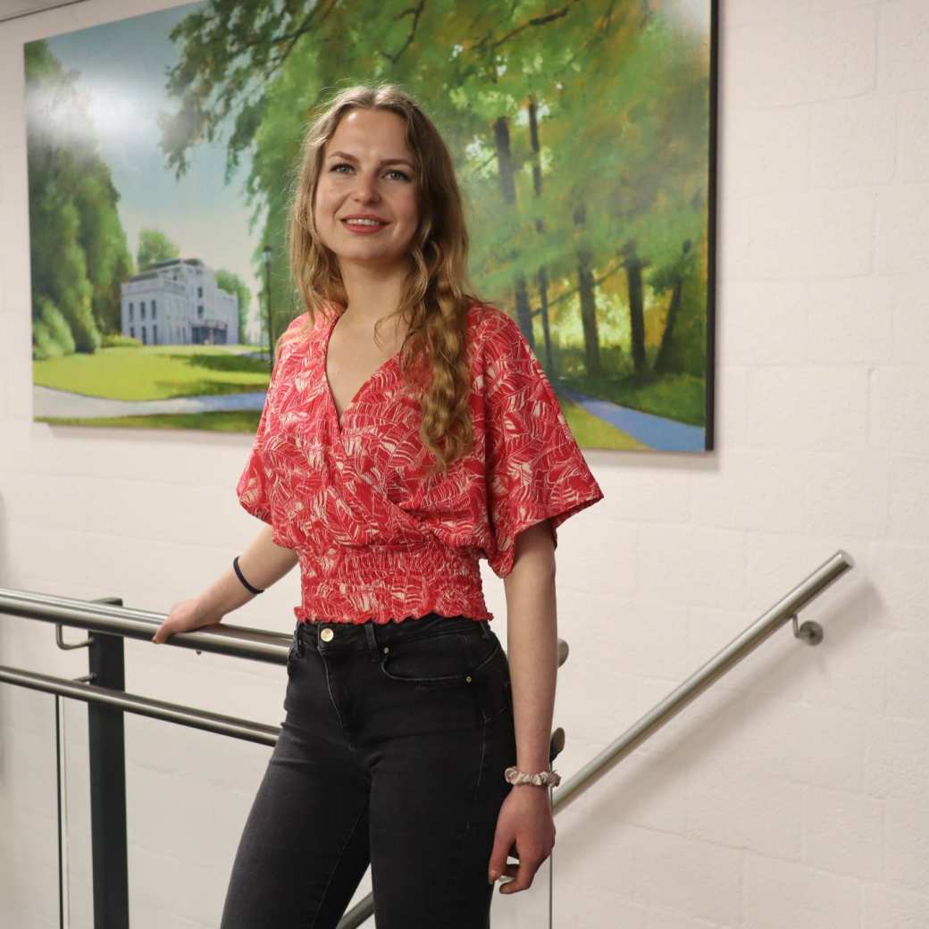 Propedeusestudent Julia Zwaanenburg poseert op R31 voor een schilderij van het Sonsbeekpark. Ten behoeve van een interview met haar.