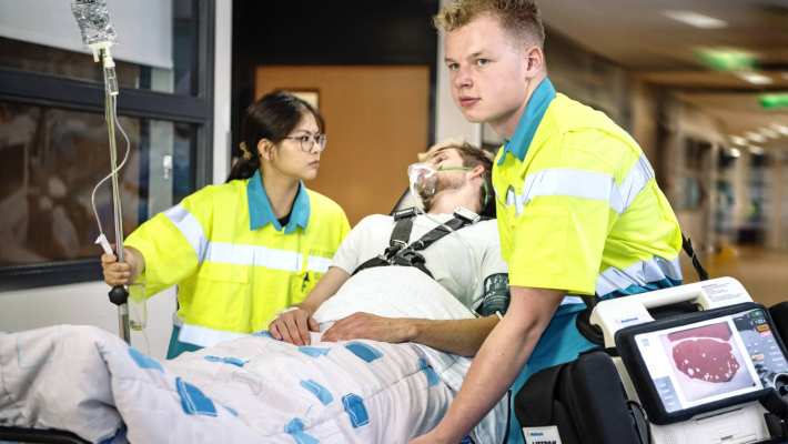 Studenten BMH met ambulance