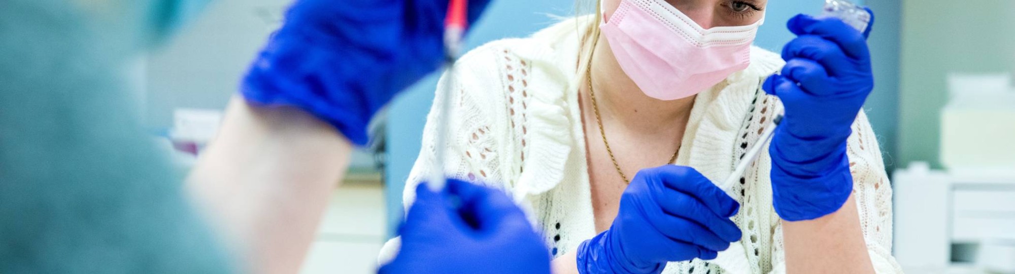 Studenten volgen een opfriscursus vaccineren om zich voor te bereiden op de COVID-vaccinaties.