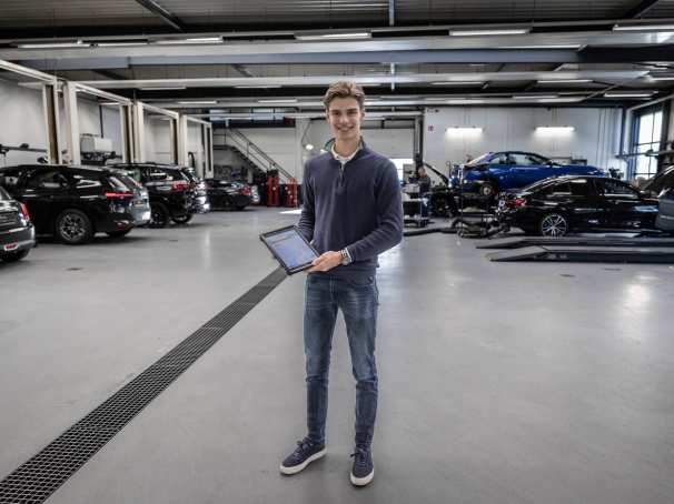 Sem Eelderink studeert aan de HAN in Arnhem. Hij heeft een passie voor auto's die verder gaat dan een hobby. Zijn liefde voor BMW is zo groot dat hij er zijn studie en carrière aan heeft gewijd.