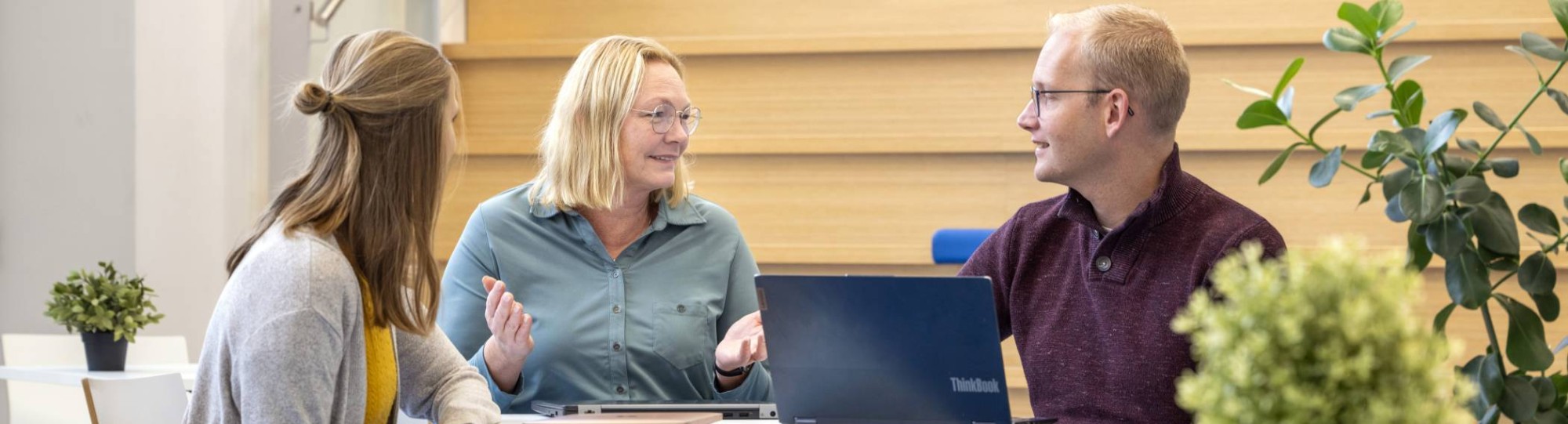 Studenten op de HAN Campus voor het onderwijsgebouw van HAN Engineering en Automotive