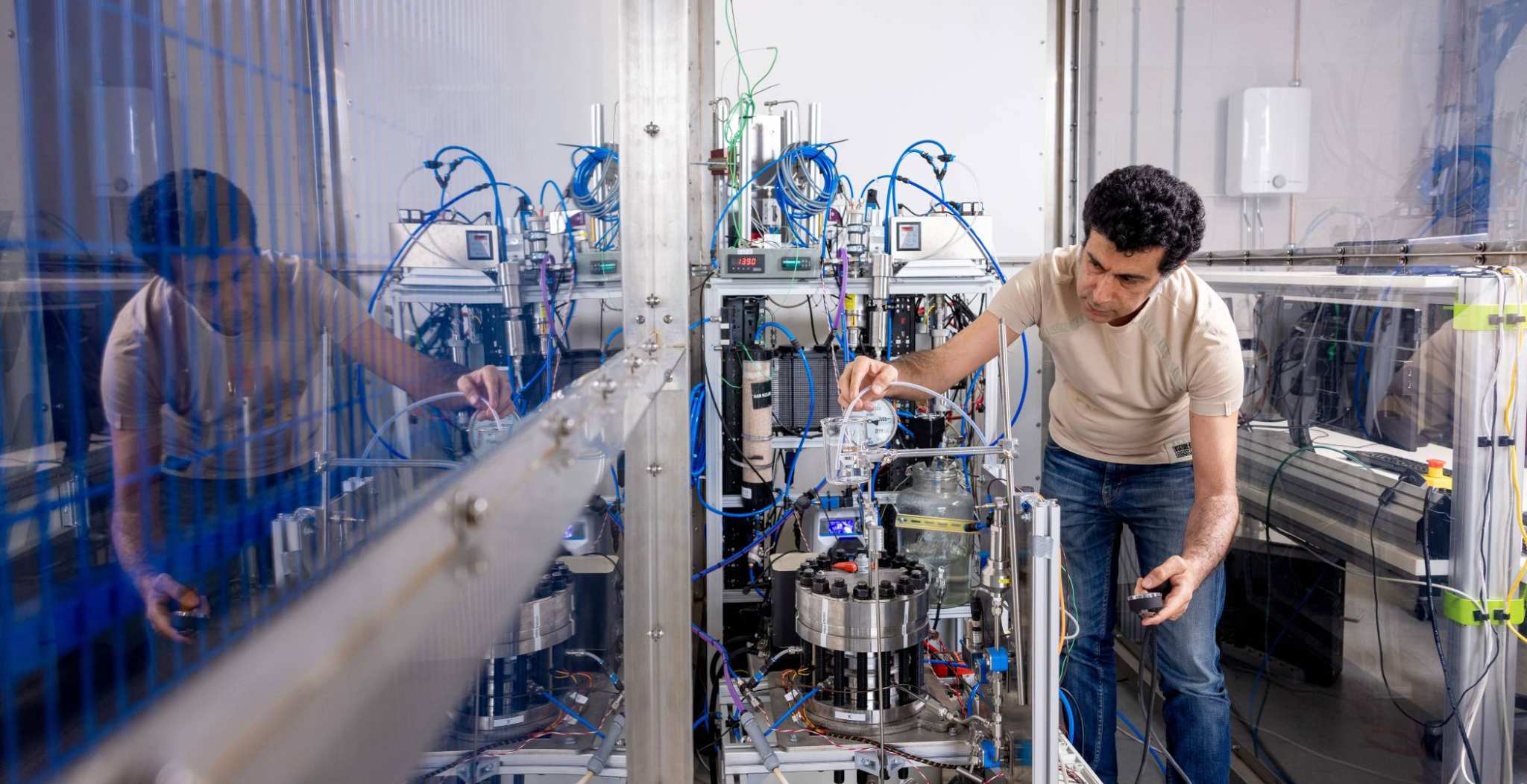 Onderzoeker aan het werk in het Hydrogen Lab van het lectoraat in HAN@Connectr op het Industriepark Kleefse Waard