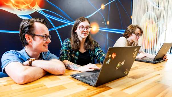 Bachelor studenten overleggen met elkaar in een klaslokaal op de HAN.