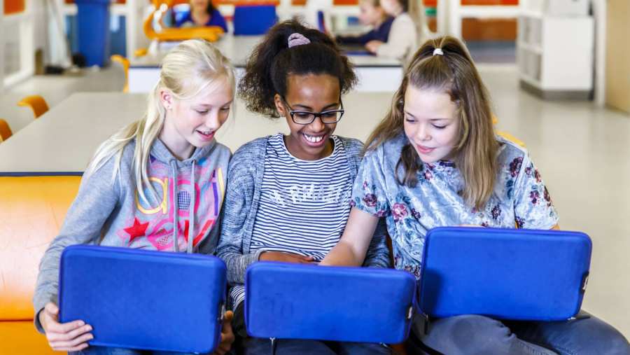 studenten werken op laptop