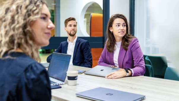 Deeltijd studenten associate degree Commerciële Economie voeren salesgesprek.