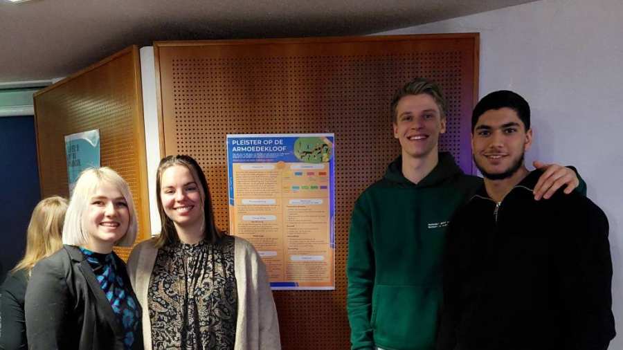 Studenten Fleur de Wolf, Cas Meijring, Marise den Bakker en Yassin Fateh bij hun posterpresentatie. 