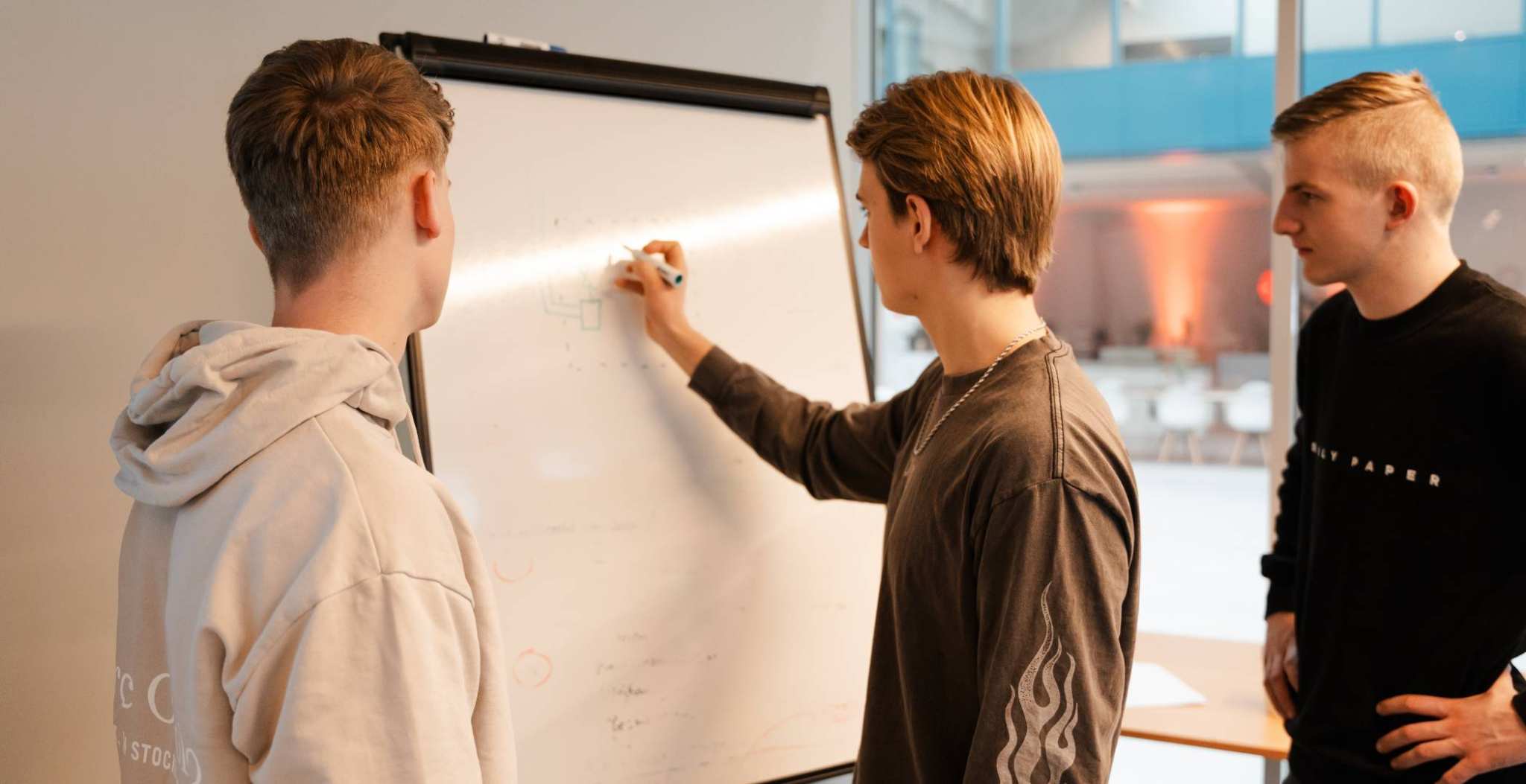 Studenten Samuël Pruim (HAN), Timo Brouwer en (HAN) en Jort Pierik (Aventus) samen aan het werk bij HAN@Connectr op IPKW