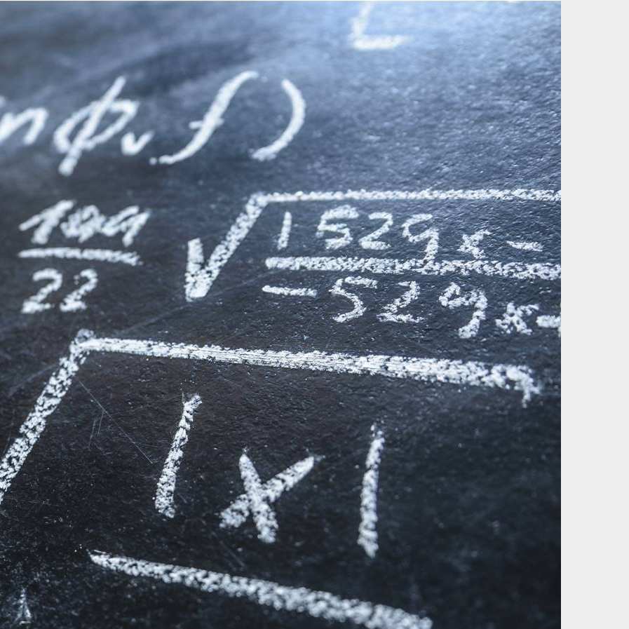 vrouw schrijft wiskundeformules op een bord
