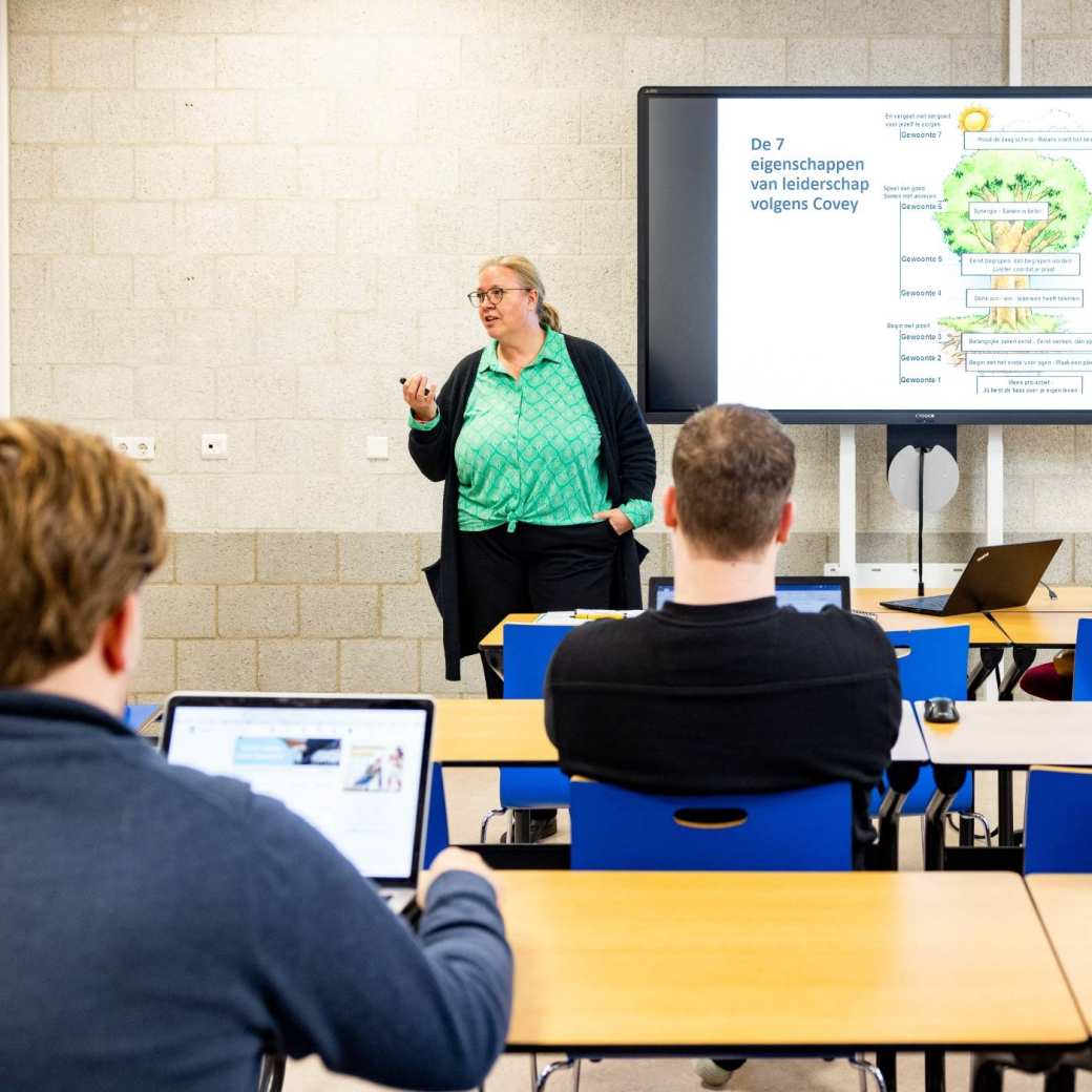 College tijdens de open avond van de associate degree Bedrijfskunde deeltijd