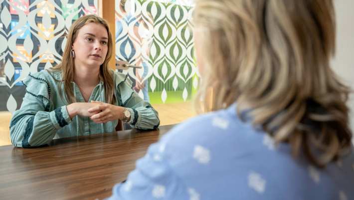 student in gesprek met docent begeleiding over februariregeling februaristop en stoppen met je hbo-studie