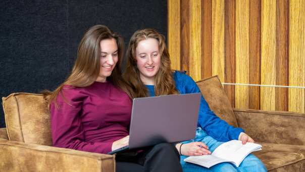 studenten hbo bedrijfskunde op de HAN aan het werk op de laptop