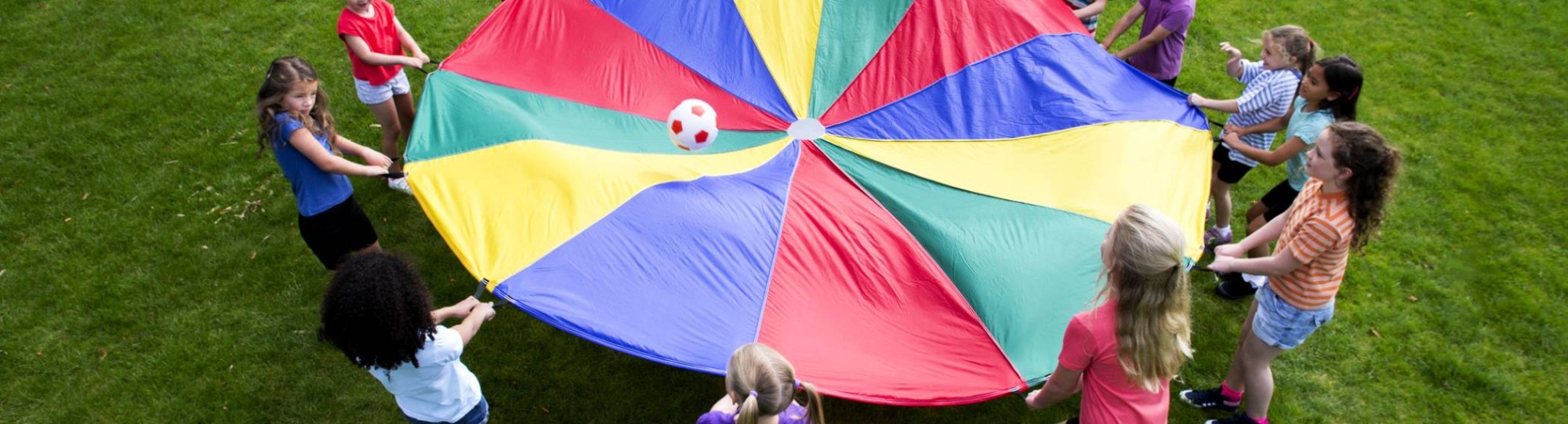 spelen een spel met een kleurrijke parachute