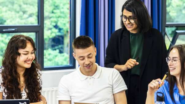 Studenten van de master Circular Economy aan de HAN krijgen tijdens een les in Arnhem begeleiding van een docent met een PhD