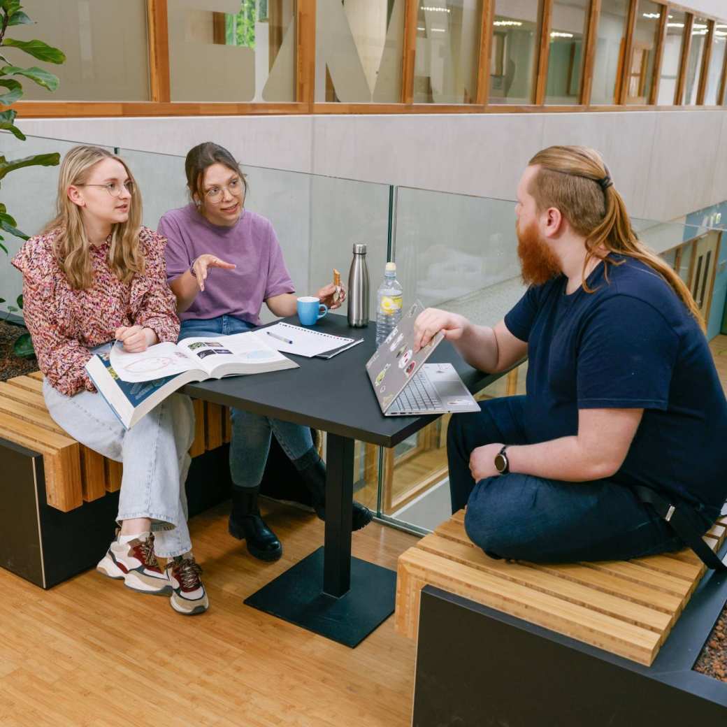 3 studenten overleggen