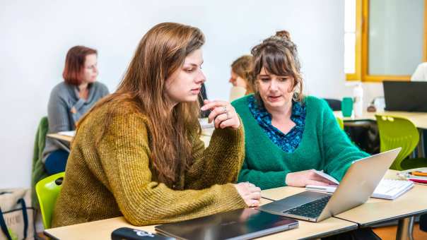 Twee studenten op laptop