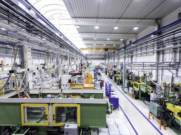 Productievloer in fabriek met robots