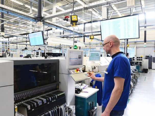 Operator aan productielijn van hightech fabriek