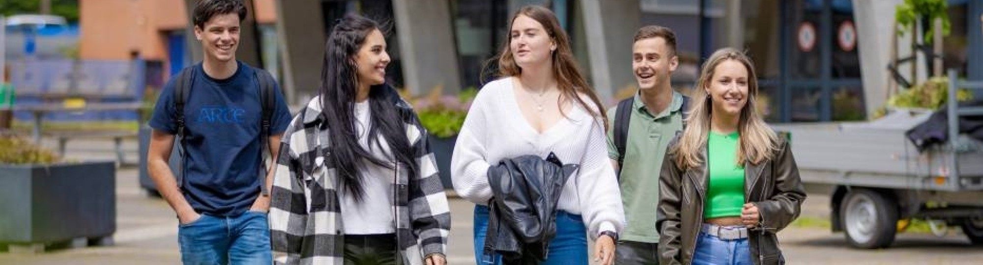 Groep HAN studenten wandelt voor het lesgebouw in Arnhem