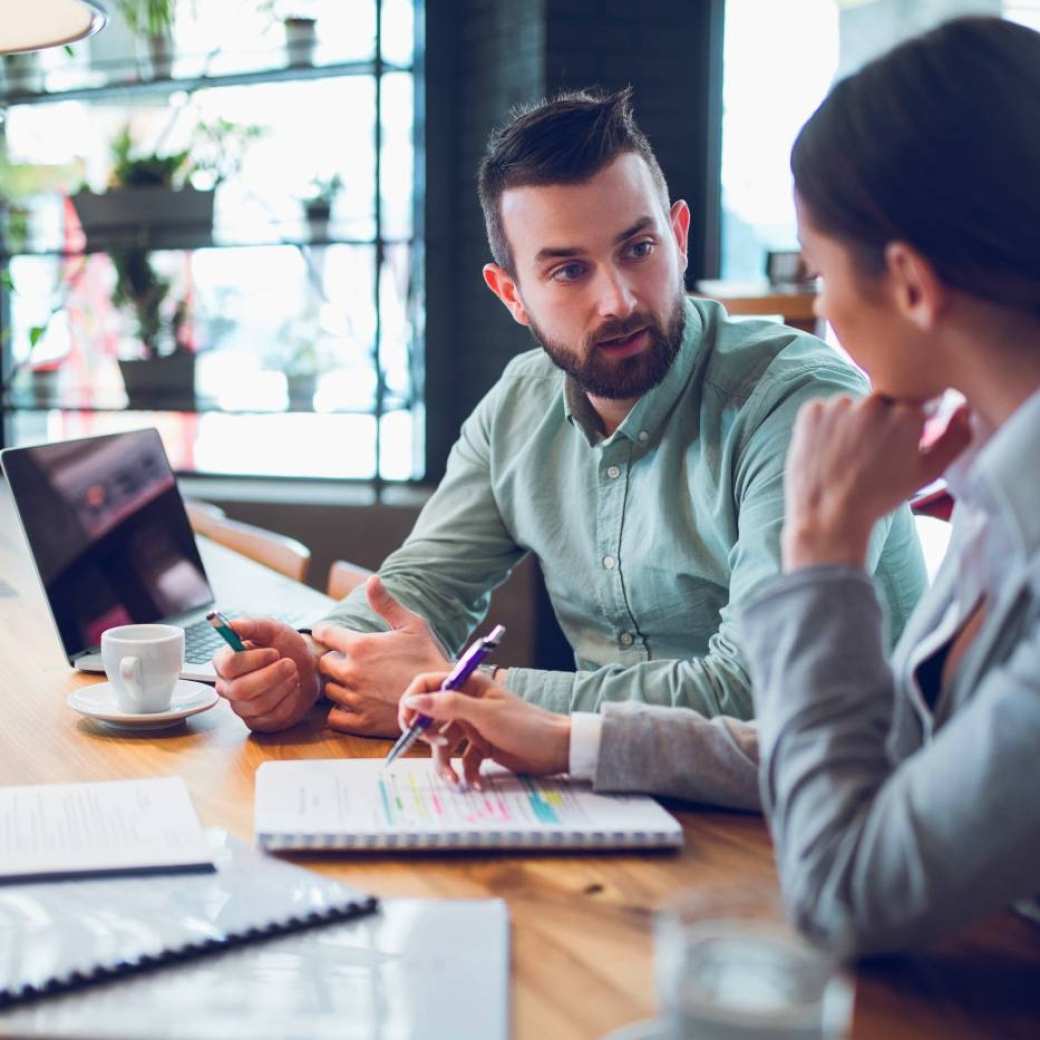 Financieel professional in overleg met klant op locatie, finance, financieel, AFEM, MIAM, opleidingsbeeld master integraal adviseur MKB, stockfoto