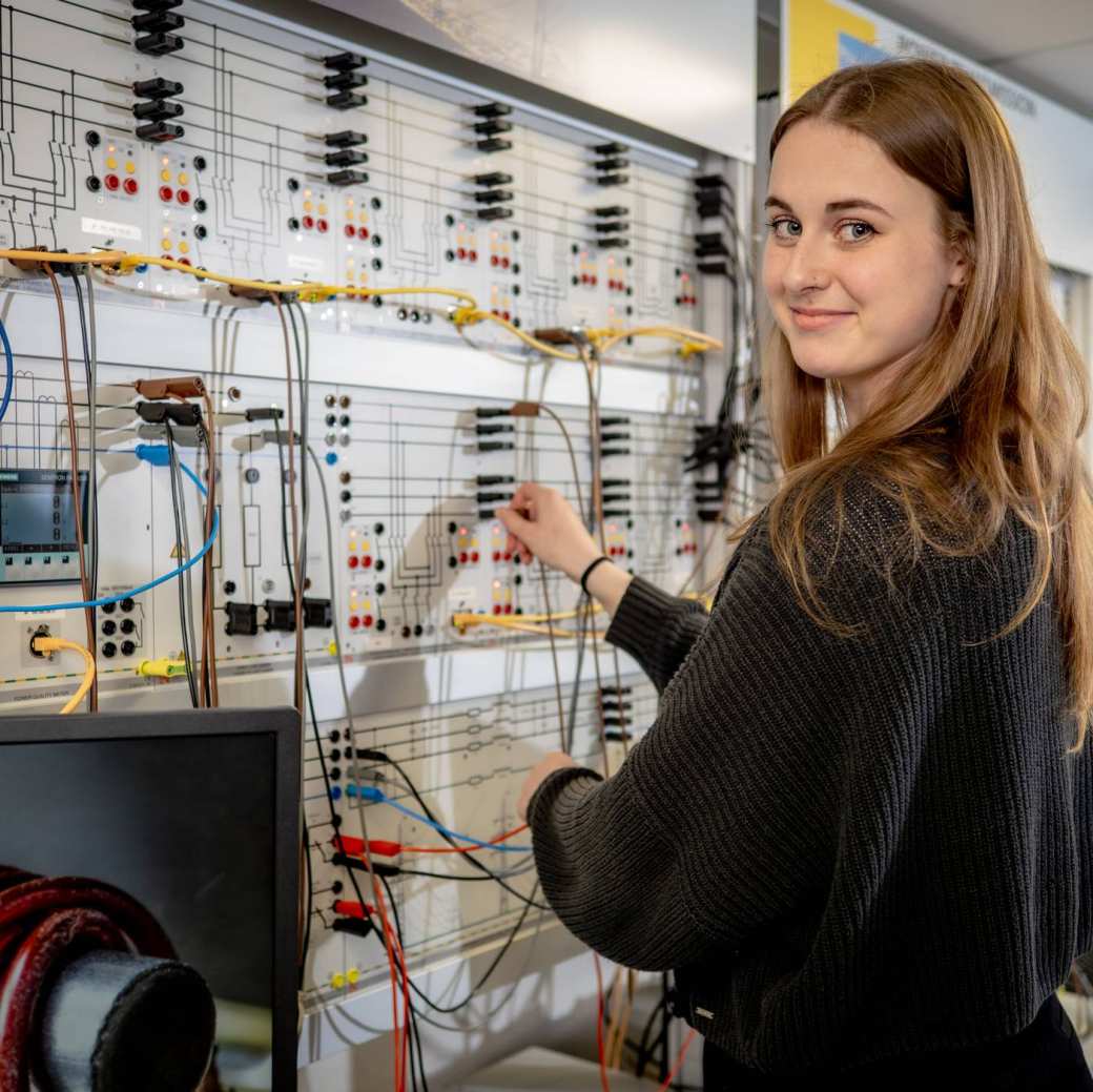 Master Sustainable Energy Engineering Systems studente Lisa bij de Lucas Nulle-panellen.