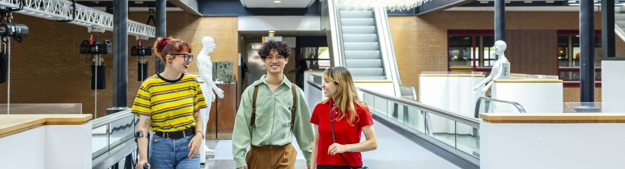 Studenten lopen over de campus