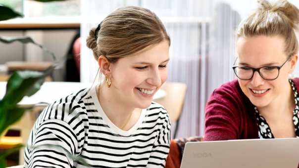 Twee studenten aan het werk