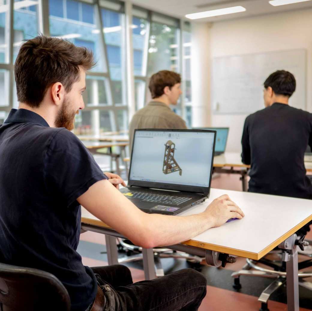 student werktuigbouwkunde werkt op laptop