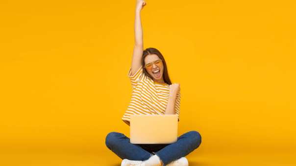 studiecluster, cluster mens en organisatie, juichend meisje met laptop en gele bril, 2021, knoop doorhakken, campagne studeer wat je liket
