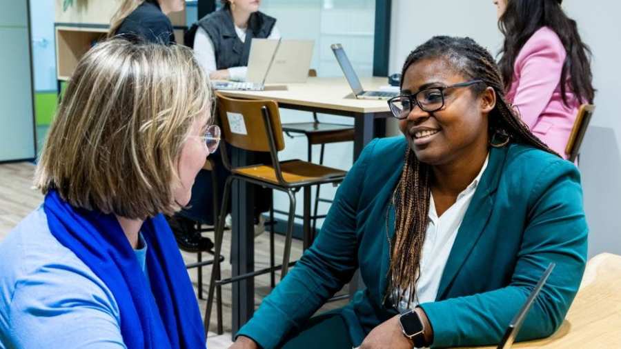 Docent en student van Human Resource Management (HRM) in gesprek in de studio