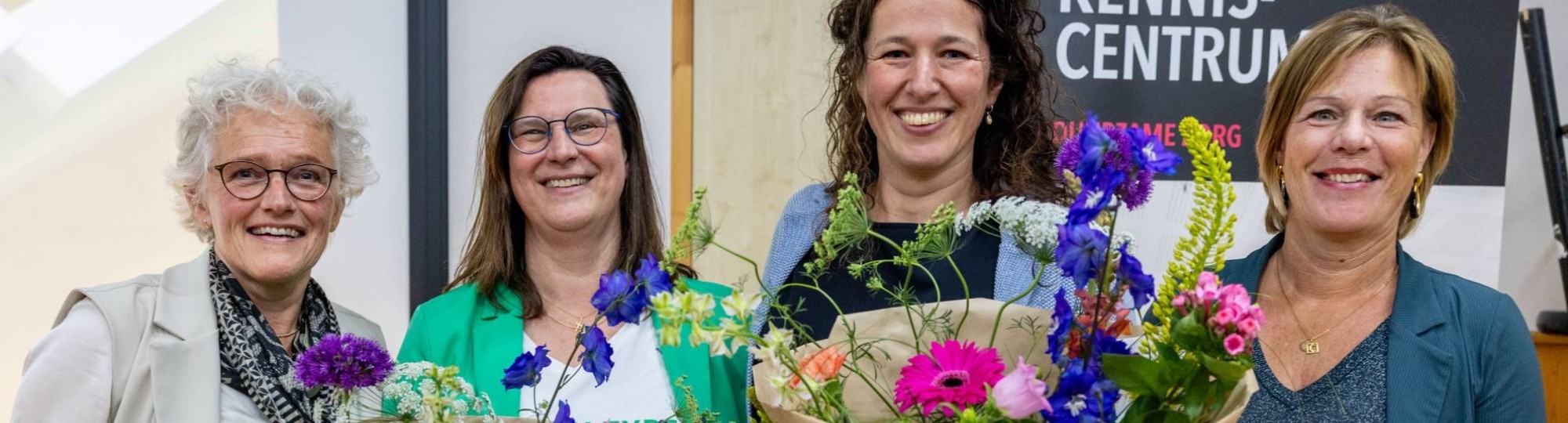 Miranda Laurant en Anneke van Vught nemen afscheid van de HAN tijdens het symposium van het Lectoraat Organisatie van Zorg en Dienstverlening.