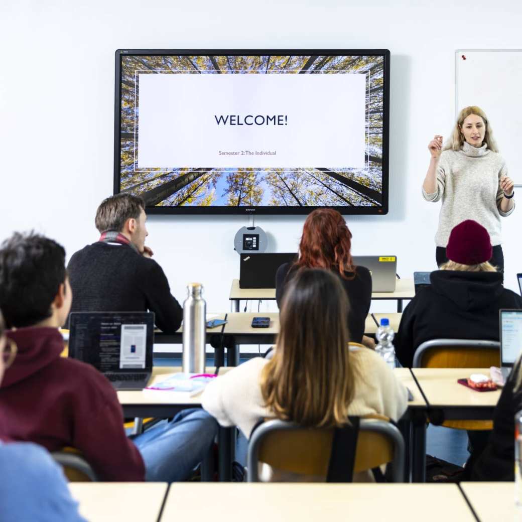 Een toekomstige Social Work student zit in een college bij de proefstudeerdag op de HAN.